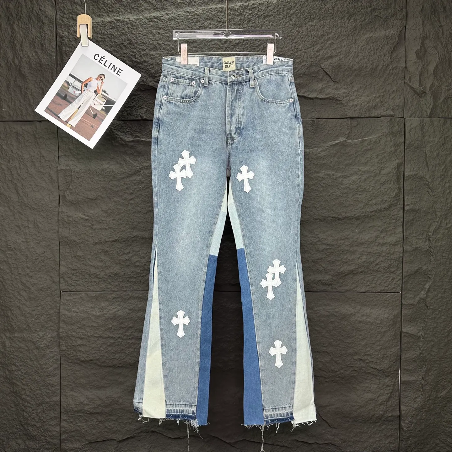 P260 GALLERY DEPT. & Croixin co-branded 2025 new spliced ​​white cross patch leather couple's bootcut jeans 🔥High version🔥High version🔥 Top ceiling quality Styles with different washed textures are very friendly to people with thin legs and thick legs. The bootcut version is very flattering to the leg shape. Moderate length that never goes out of style, easy to match with casually, basic styling for various styles, a must-have in the wardrobe! The fabric is stiff but also makes the upper body soft without losing texture. The washing process is even more perfect. It is a must-have item for everyone! ! ! Washed wheat, hangtag, pants label, complete with three labels Color: light blue Size: 28, 30, 32, 34, 36 (five sizes)